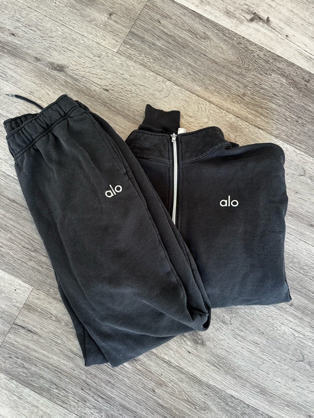 ALO Yoga Accolade 1/4 Zip Pullover + Sweatpants in Anthracite